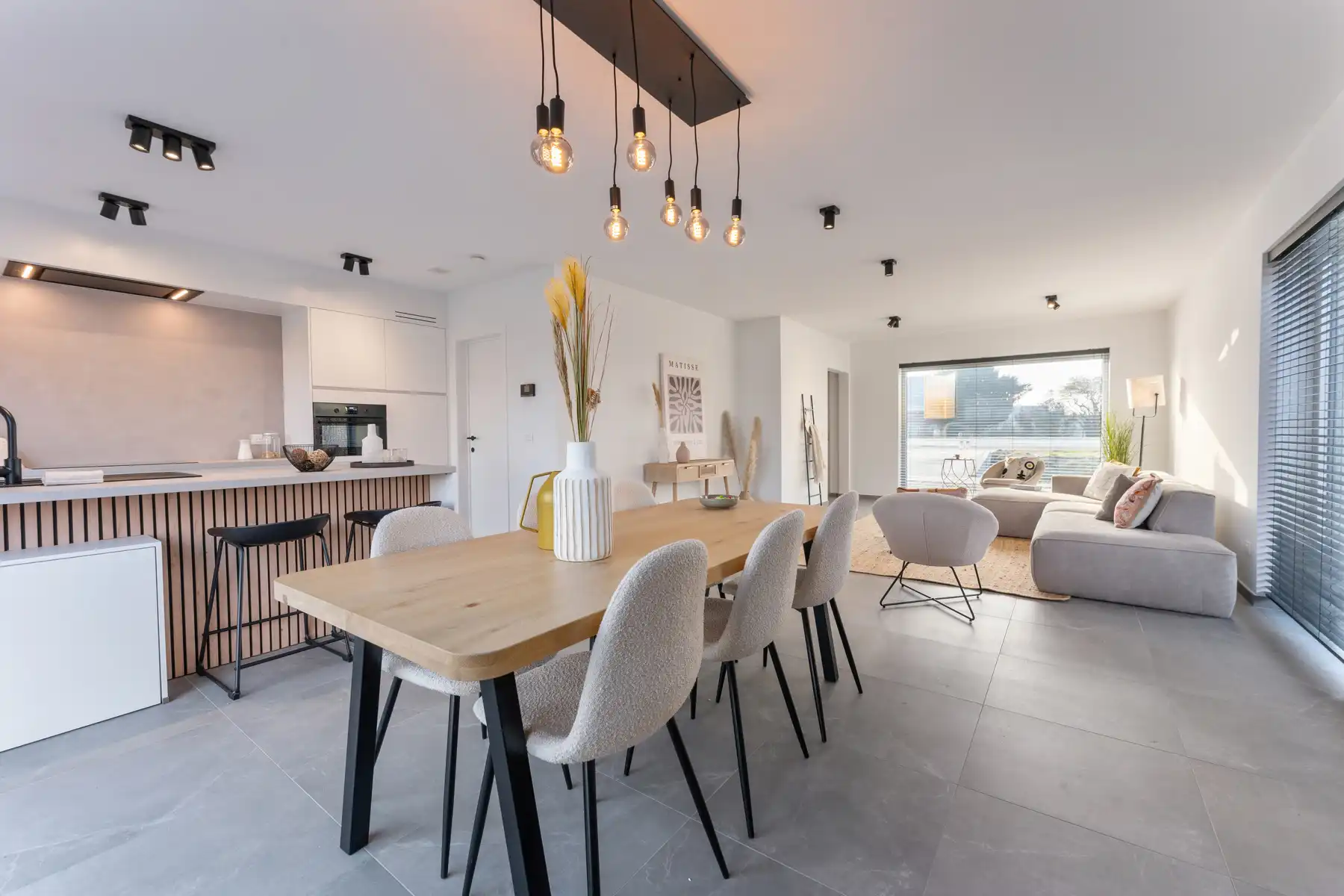 Moderne, halfopen woning foto {{pictureIndex}}