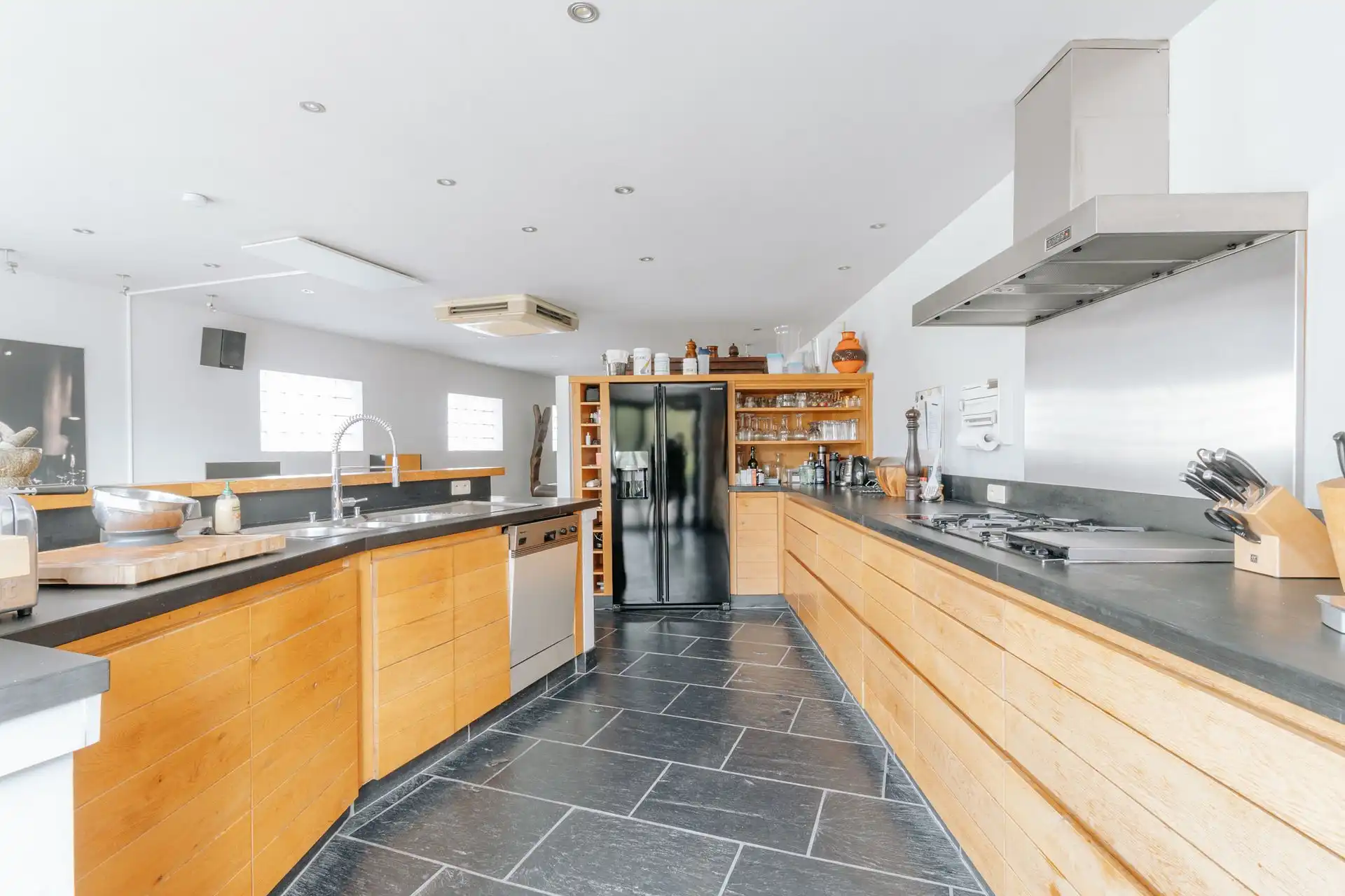 Unieke opbrengsteigendom met handelsruimte en woning foto 6