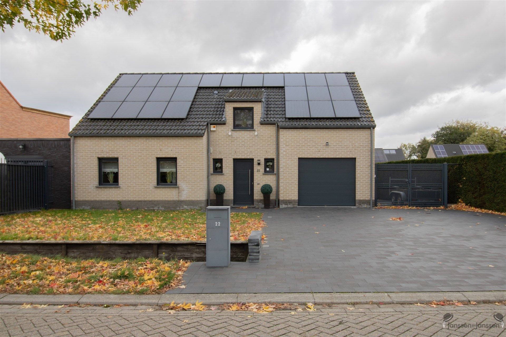 Ruime energiezuinige en instapklare woning met 3 à 4 slaapkamers. foto {{pictureIndex}}