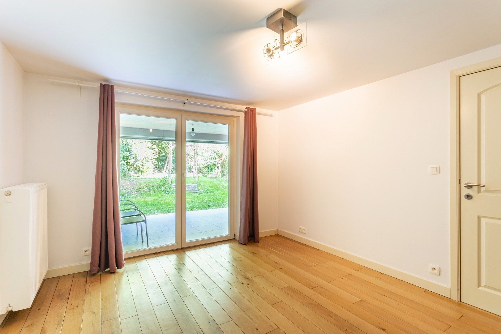 Recente kangoeroewoning met 4 slaapkamers, garage en tuin in een doodlopende straat foto 23