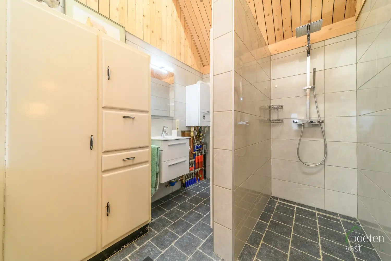 ALVERINGEM: Landhuis met conformiteitsattest, 2 (mog. 3) slaapkamers, interessant bijgebouw en dubbele garage met tuin op 795m² grondopp. foto 13