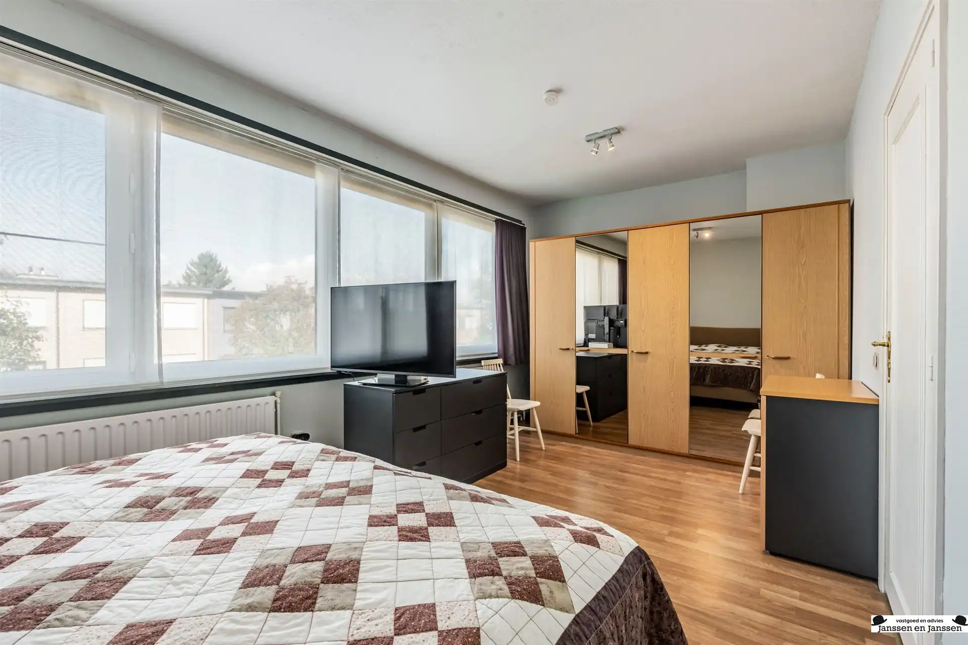 Instapklare bel-etage met 3 à 4 en twee garages! foto 14