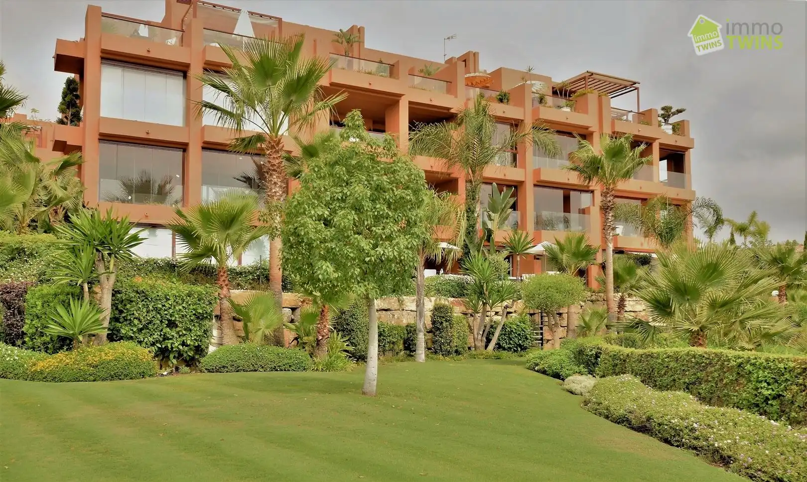 Gelijkvloers 2-splk appartement (137m²) te Benahavis foto {{pictureIndex}}