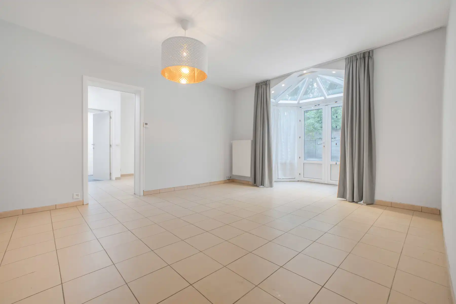 Goed gelegen appartement met koer en garage foto 8