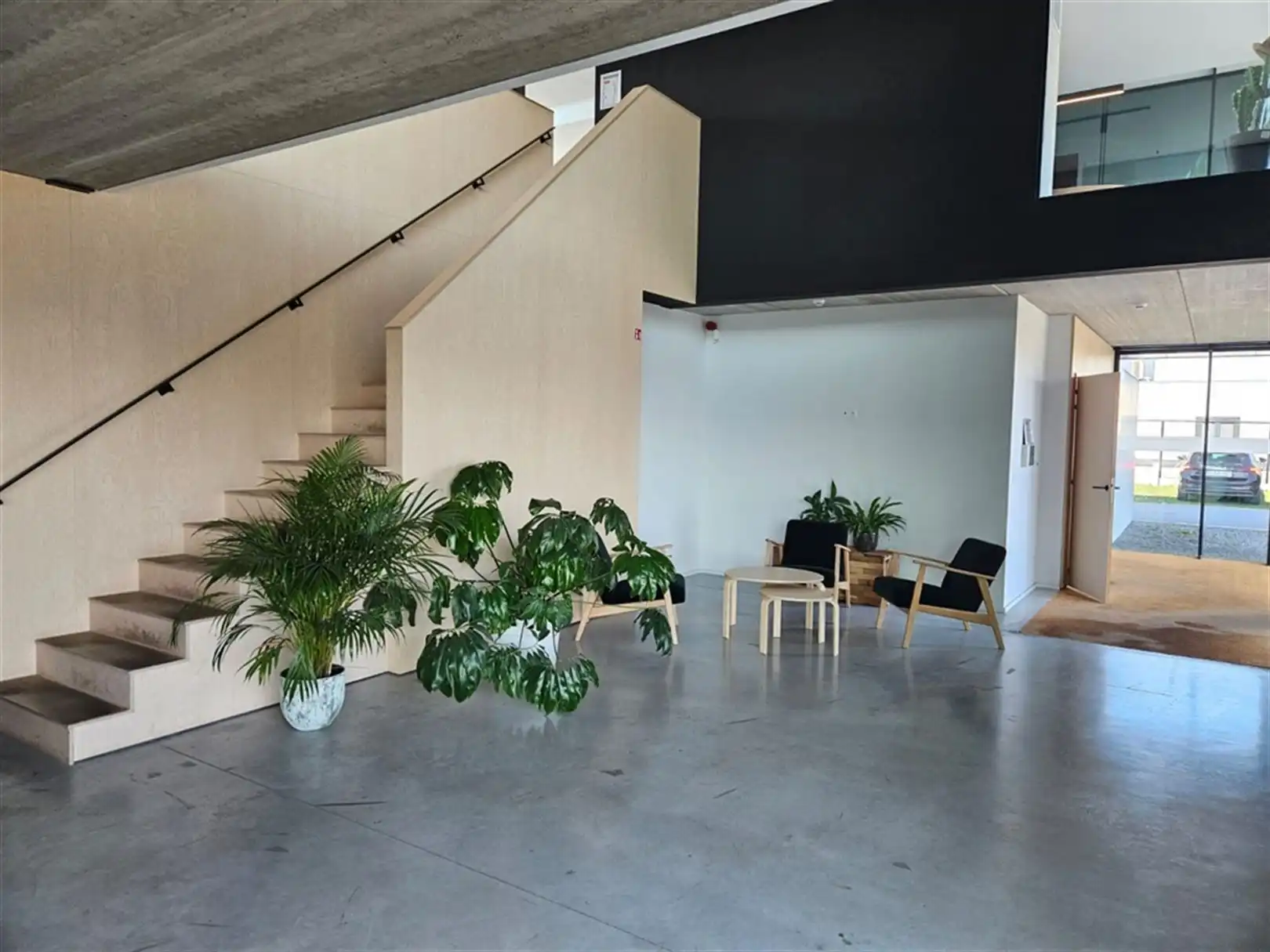 Magazijn met laadkades en kantoren foto 20