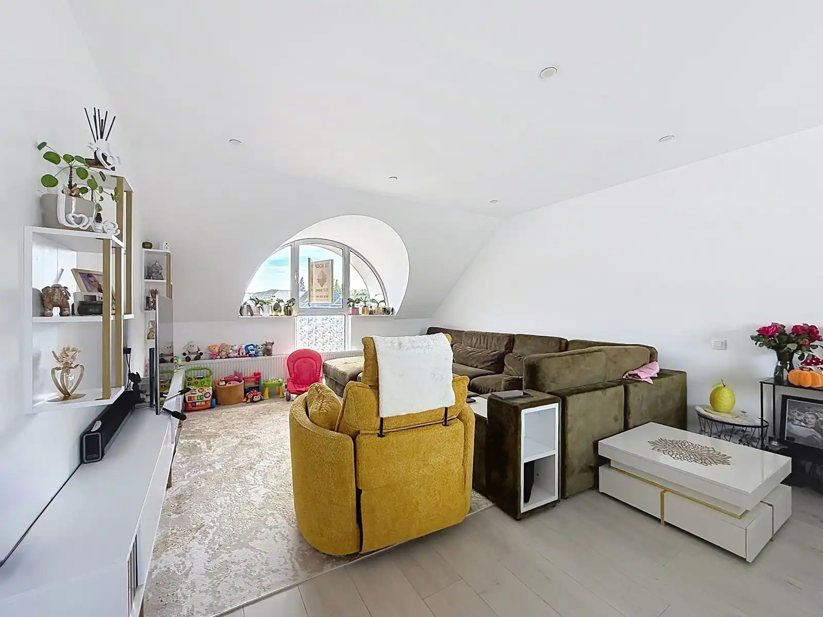 Uiterst ruim 3-SLK-appartement met terras, topligging! foto 2