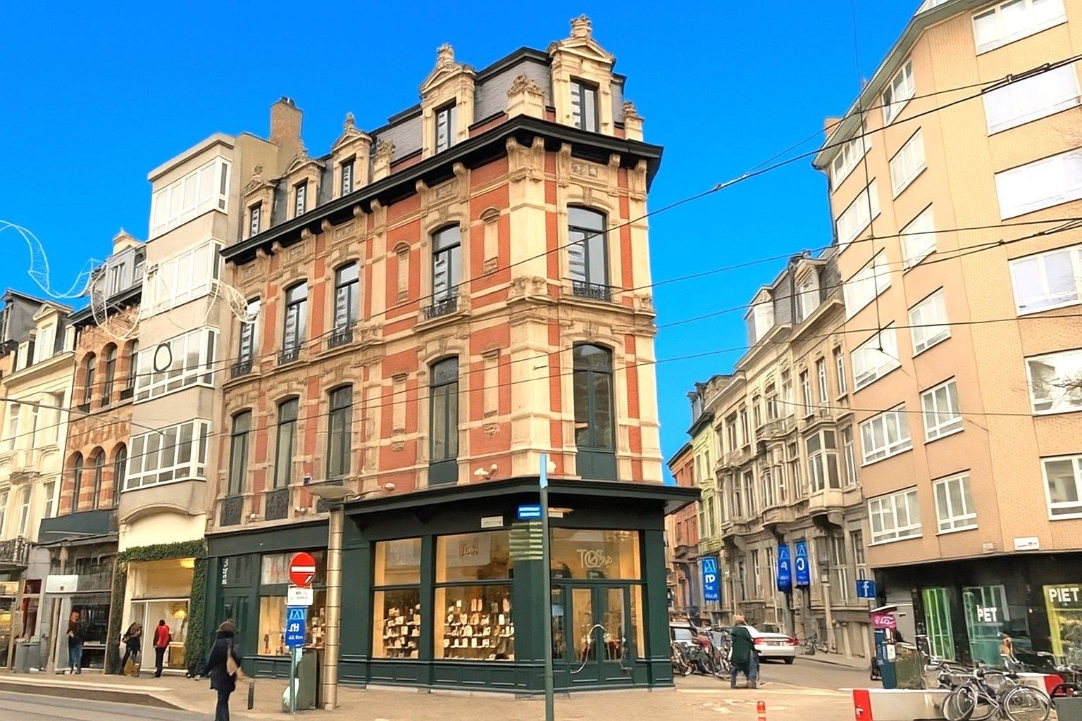 Kantoorruimte te huur in gerenoveerde herenwoning in centrum Gent foto {{pictureIndex}}