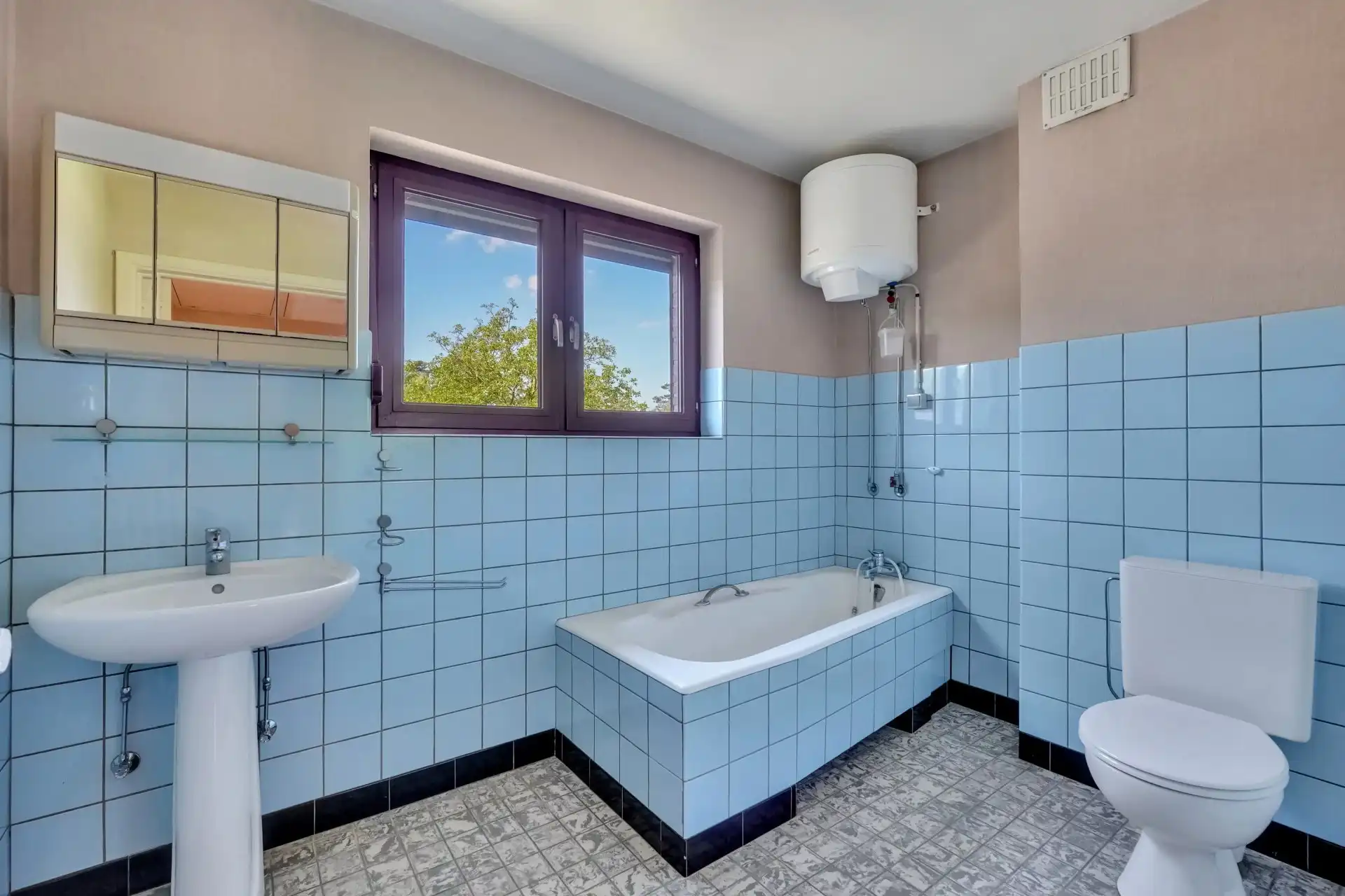 Ruime gezinswoning met 3 slaapkamers, garage en tuin foto 12