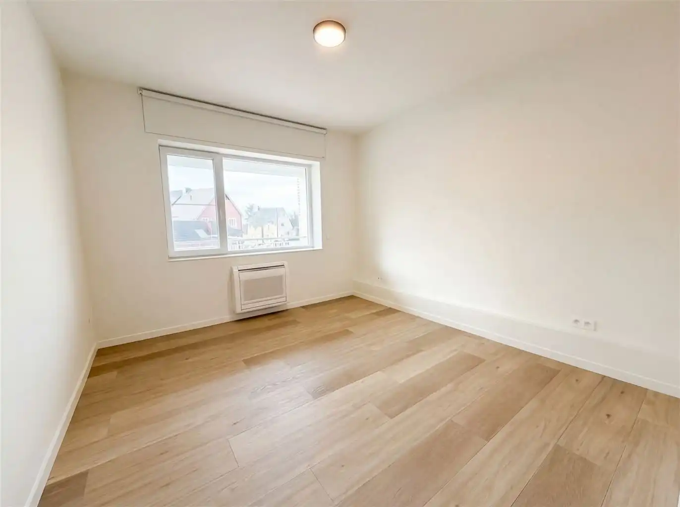 Luxe appartement voorzien van 4 slaapkamers, ruim terras, afgesloten garagebox en 2 autostaanplaatsen gelegen nabij het centrum van Maaseik. foto 9