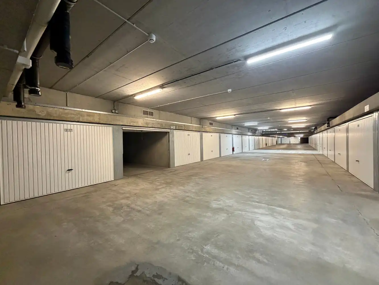 Ruime garagebox in het Stubbenpark te Duinbergen foto 2