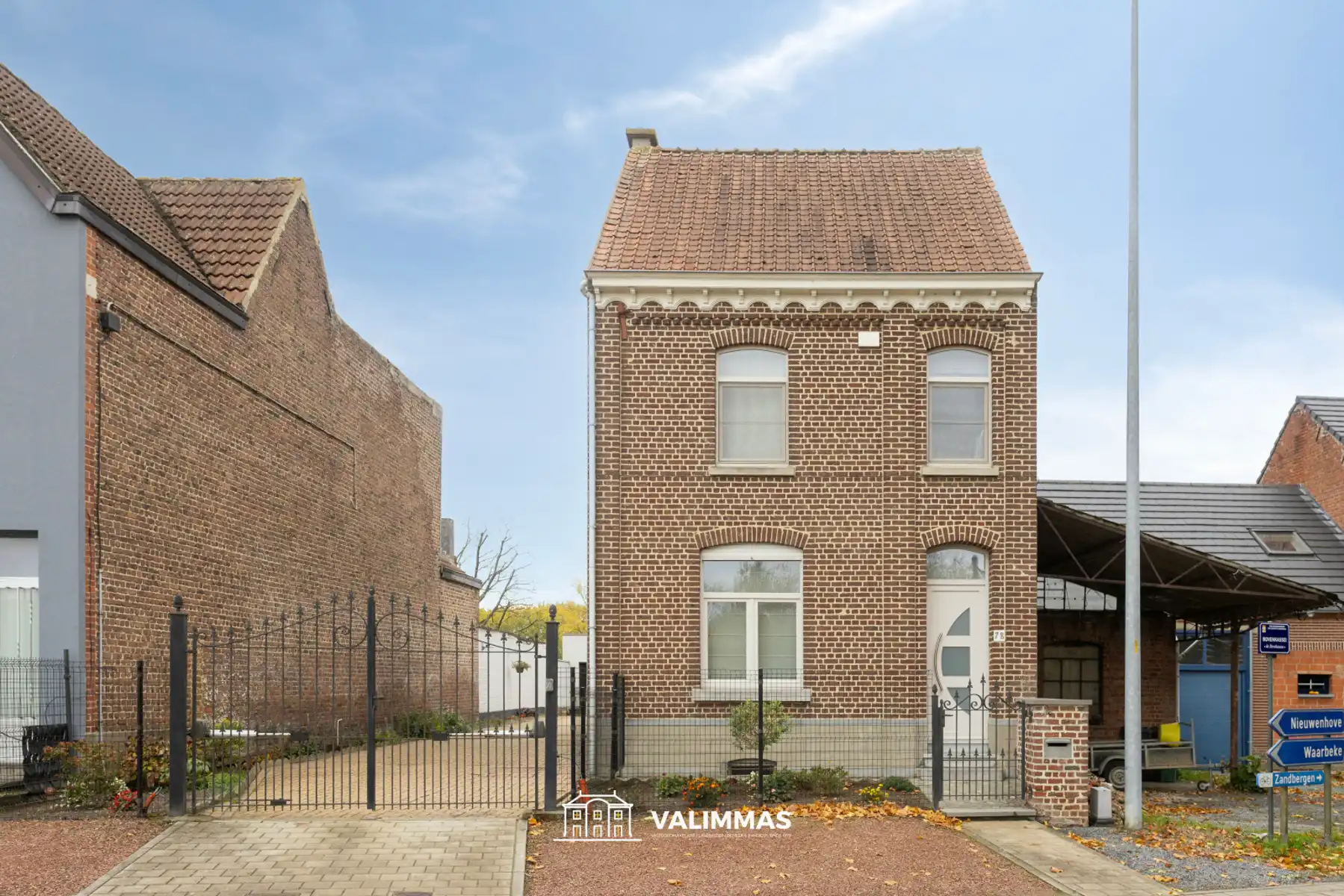 Prachtig gelegen gerenoveerde driegevelwoning met grote tuin foto 3