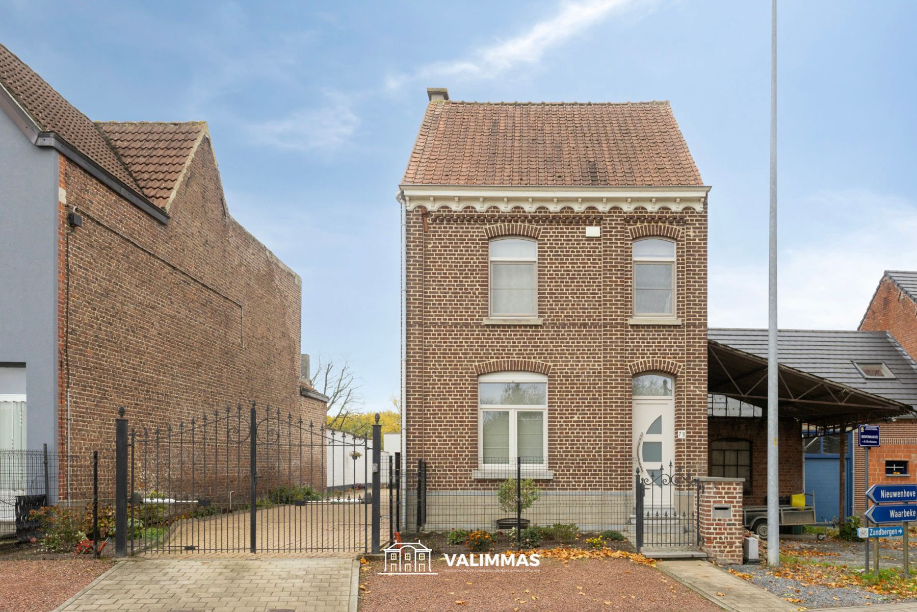 Prachtig gelegen gerenoveerde driegevelwoning met grote tuin foto 3