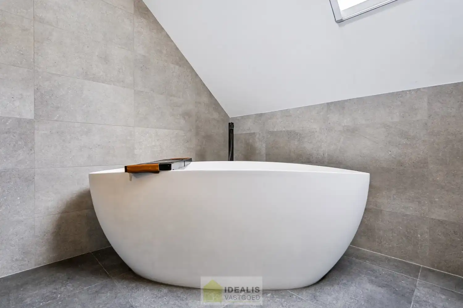 IDEALIS VASTGOED – EEN AANGENAME VRIJSTAANDE WONING MET EEN NIEUWE KEUKEN EN BADKAMER, EEN HEERLIJK RUIME WOONKAMER MET SPEKSTEENKACHEL, EEN EXTRA RUIME VERANDA (VOLLEDIG AF TE SLUITEN MET GLAZEN PUIEN), 3 SLAAPKAMERS, EEN EXTRA MULTIFUNCTIONELE RUIMTE (INGERICHT ALS KANTOOR MET APARTE INGANG) OP EEN RIANT PERCEEL VAN 14A 51CA, VOLLEDIG OMHEIND, VOORZIEN VAN VOLDOENDE PARKEERRUIMTE EN EEN PRACHTIGE CARPORT VOOR 2 WAGENS! foto 38