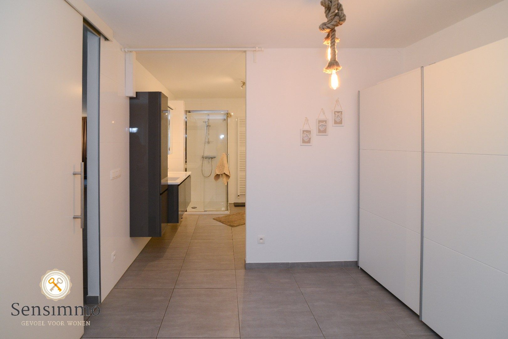 Modern en ruim appartement met 1 slaapkamer, dubbel terras en privé parking foto 17