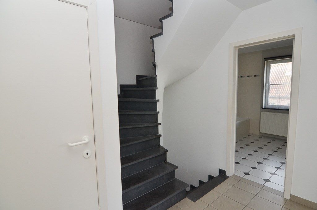 Ruime en verzorgde woning met 4slpk, garage en tuin in doodlopende straat foto 17