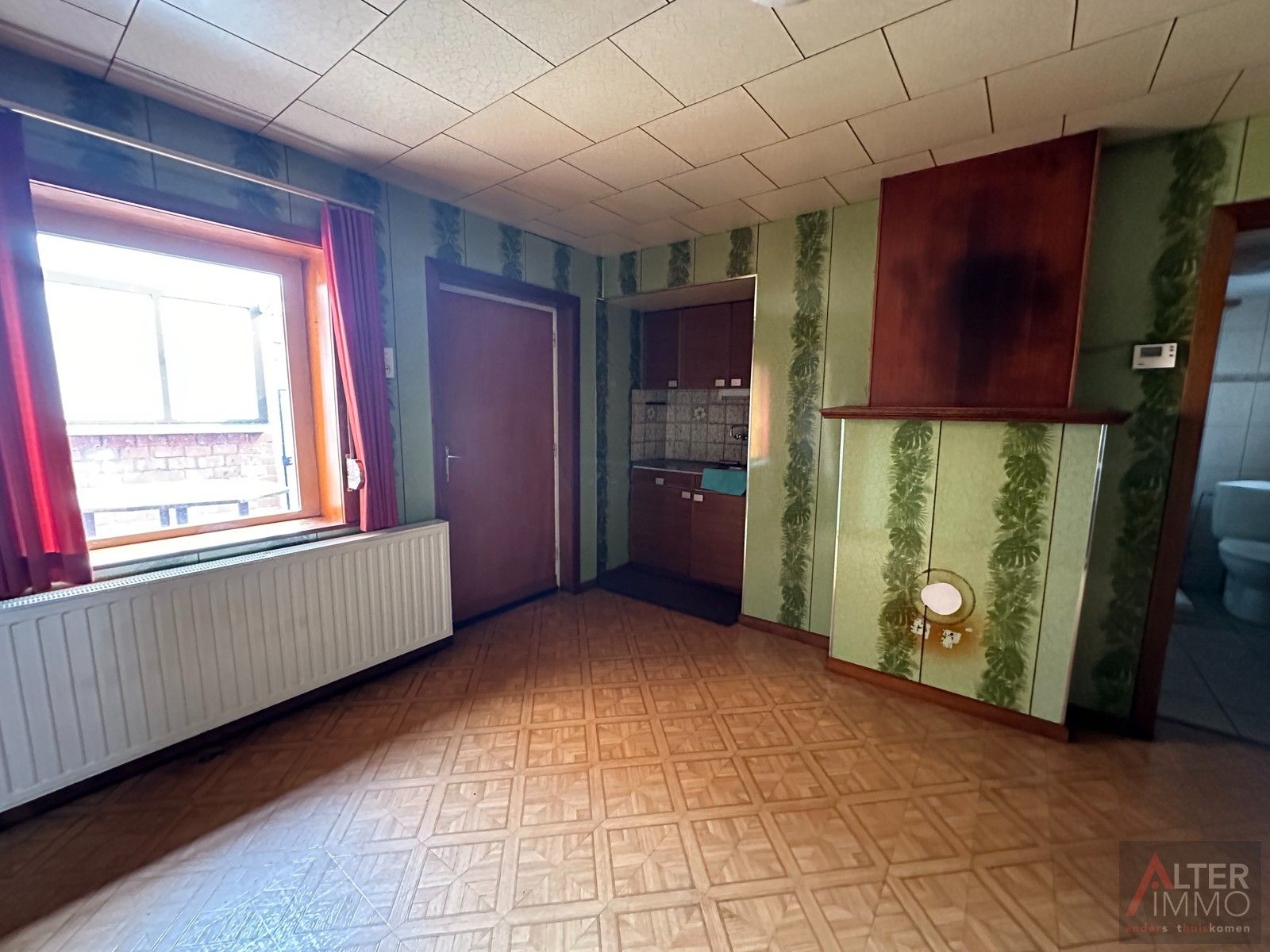 Te renoveren woning uit 1949 met achterbouw en garage op een hoekperceel van 5a 24ca. Deze open bebouwing ligt in een residentiële buurt. foto 9