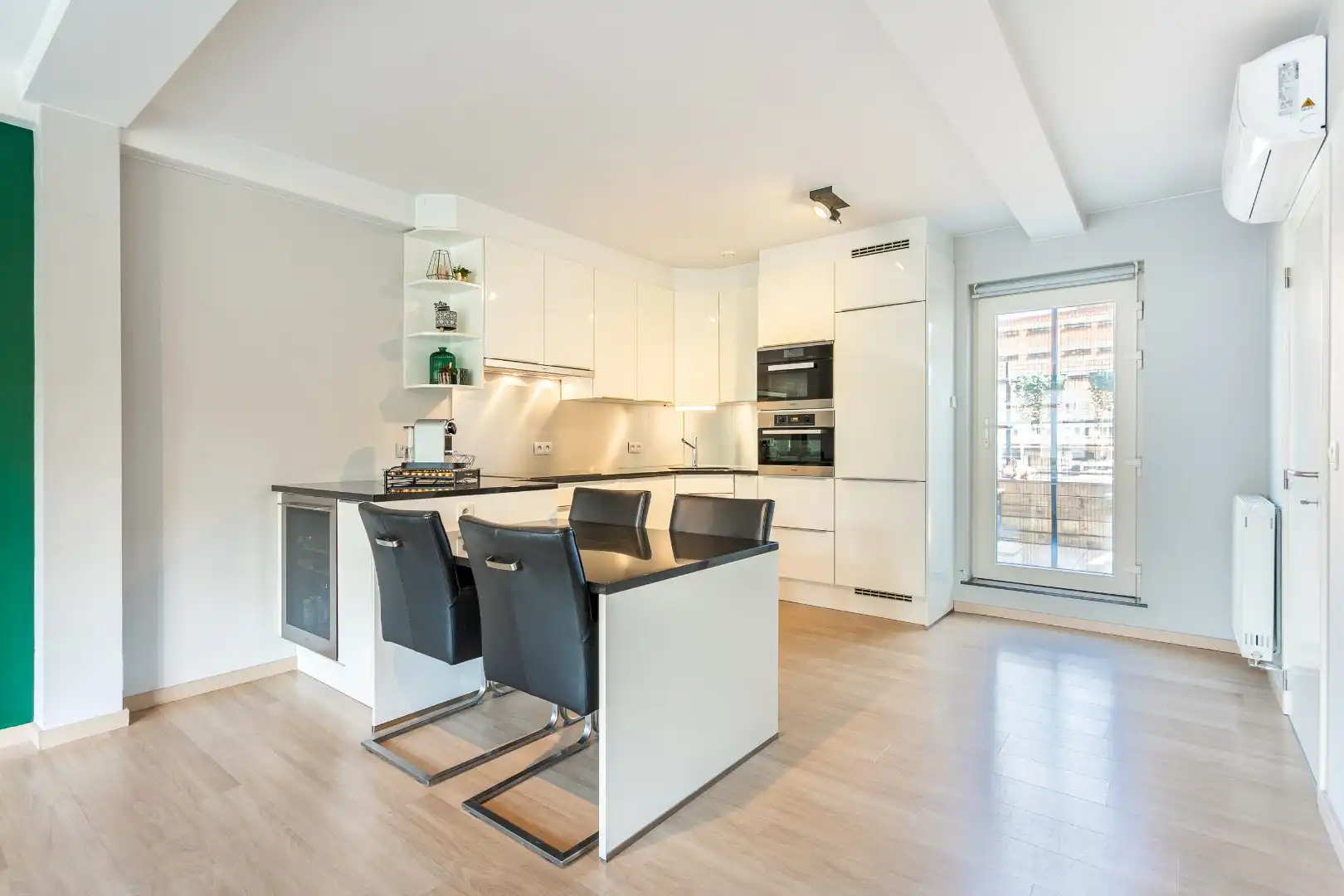 Appartement met 2 slpk, terras en staanplaats foto 5