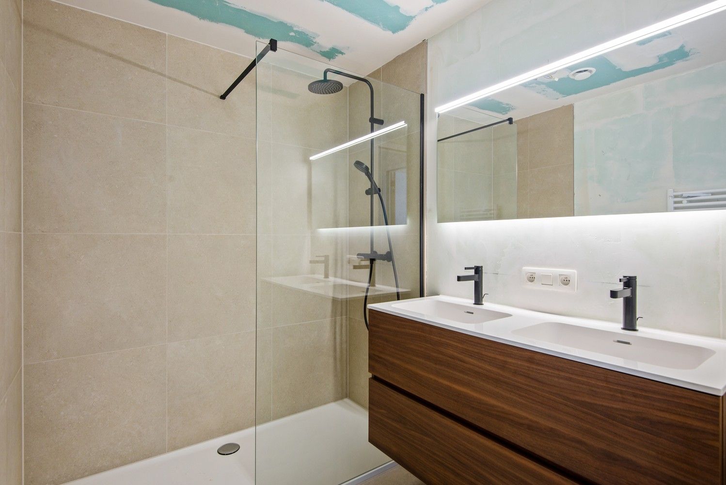 Stijlvol appartement met ruim overdekt terras in De Lesselier foto 6