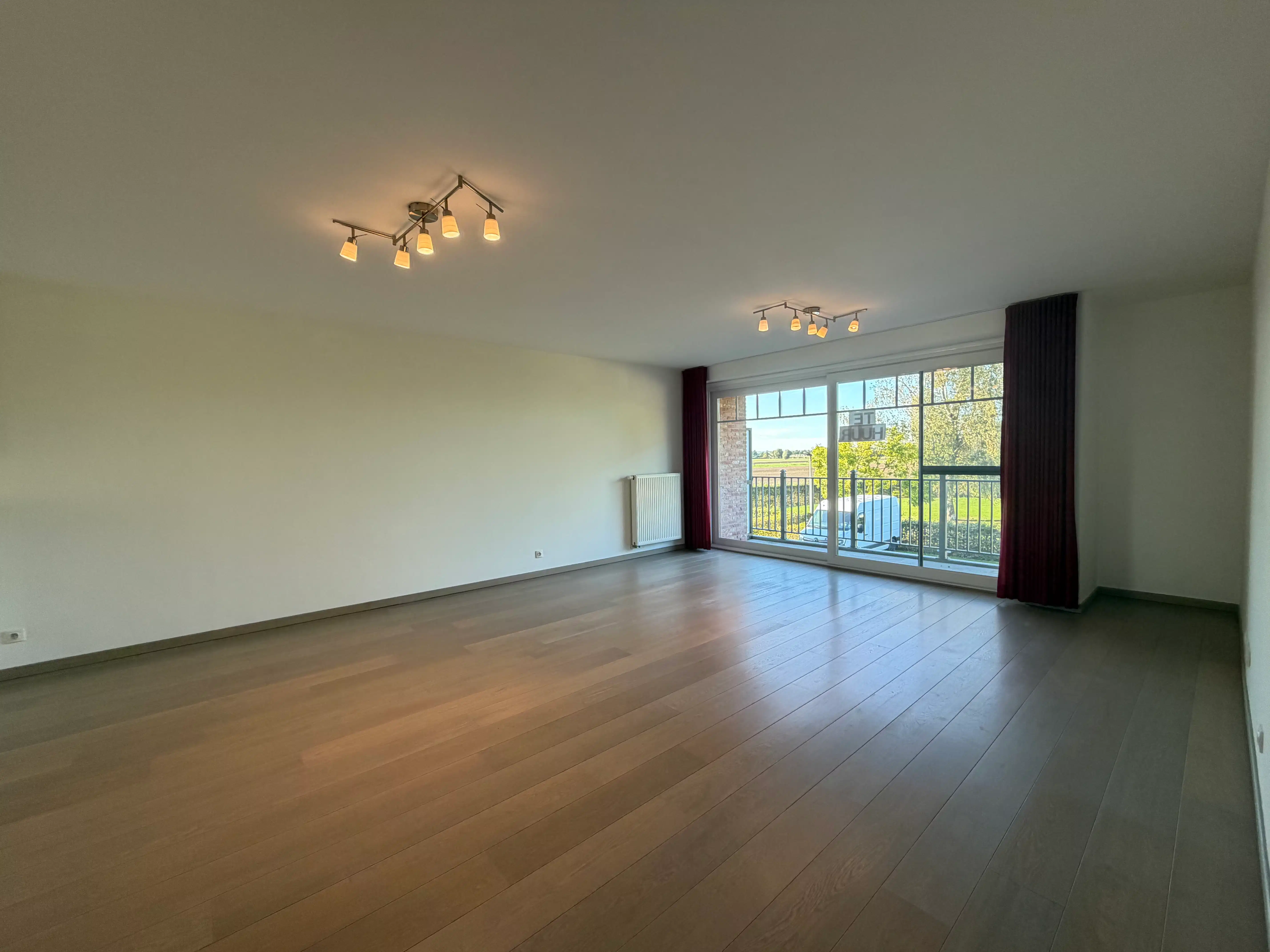 Instapklaar appartement met twee slaapkamers en garage foto 3