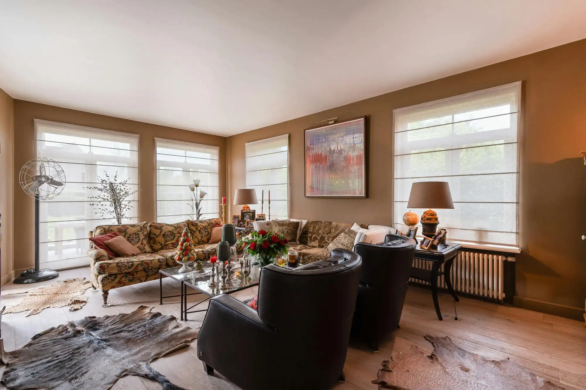 Exclusieve villa met polyvalente ruimte te koop in Kobbegem foto {{pictureIndex}}