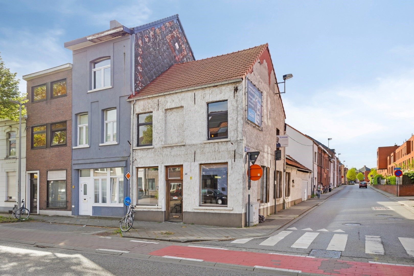 Hoofdfoto van de publicatie: Halfopen hoekwoning met garage en dakterras op toplocatie in Kessel-Lo – renovatieproject met veel potentieel