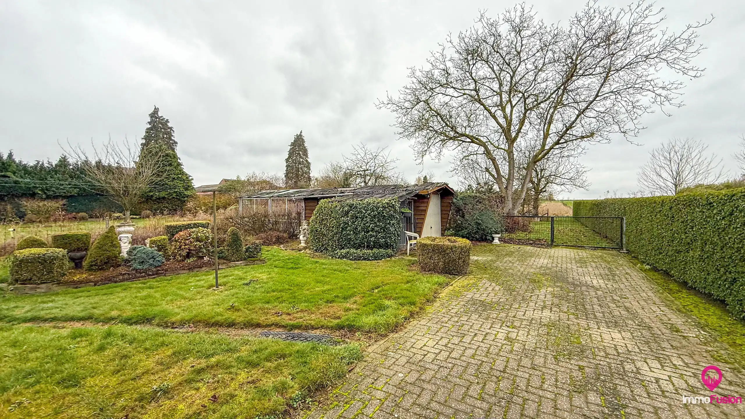 Bungalow met grote werkplaats en weide op 42 are in Alken foto 33