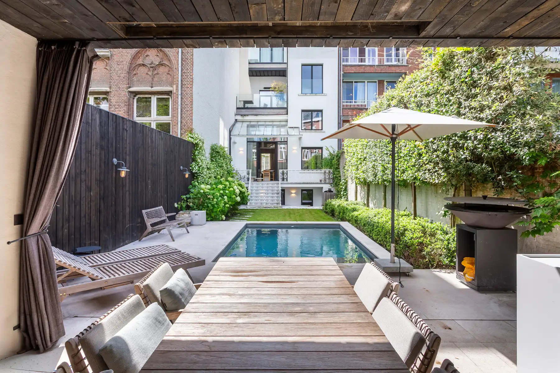 Luxueus gelijkvloers appartement met tuin en zwembad foto {{pictureIndex}}