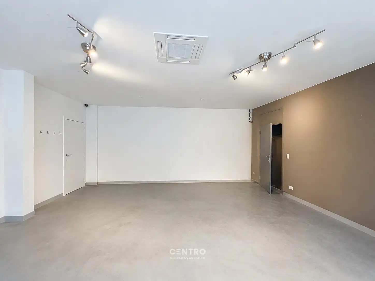 Lichtrijke KANTOOR / PRAKTIJKRUIMTE  ± 50m² te HUUR in het centrum Roeselare. foto 7