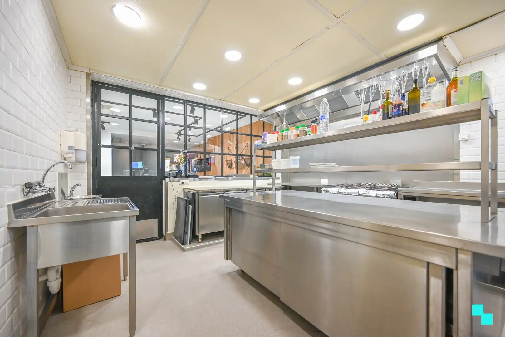 Woonst met bijhorende handelszaak en loods in Anzegem! foto 9