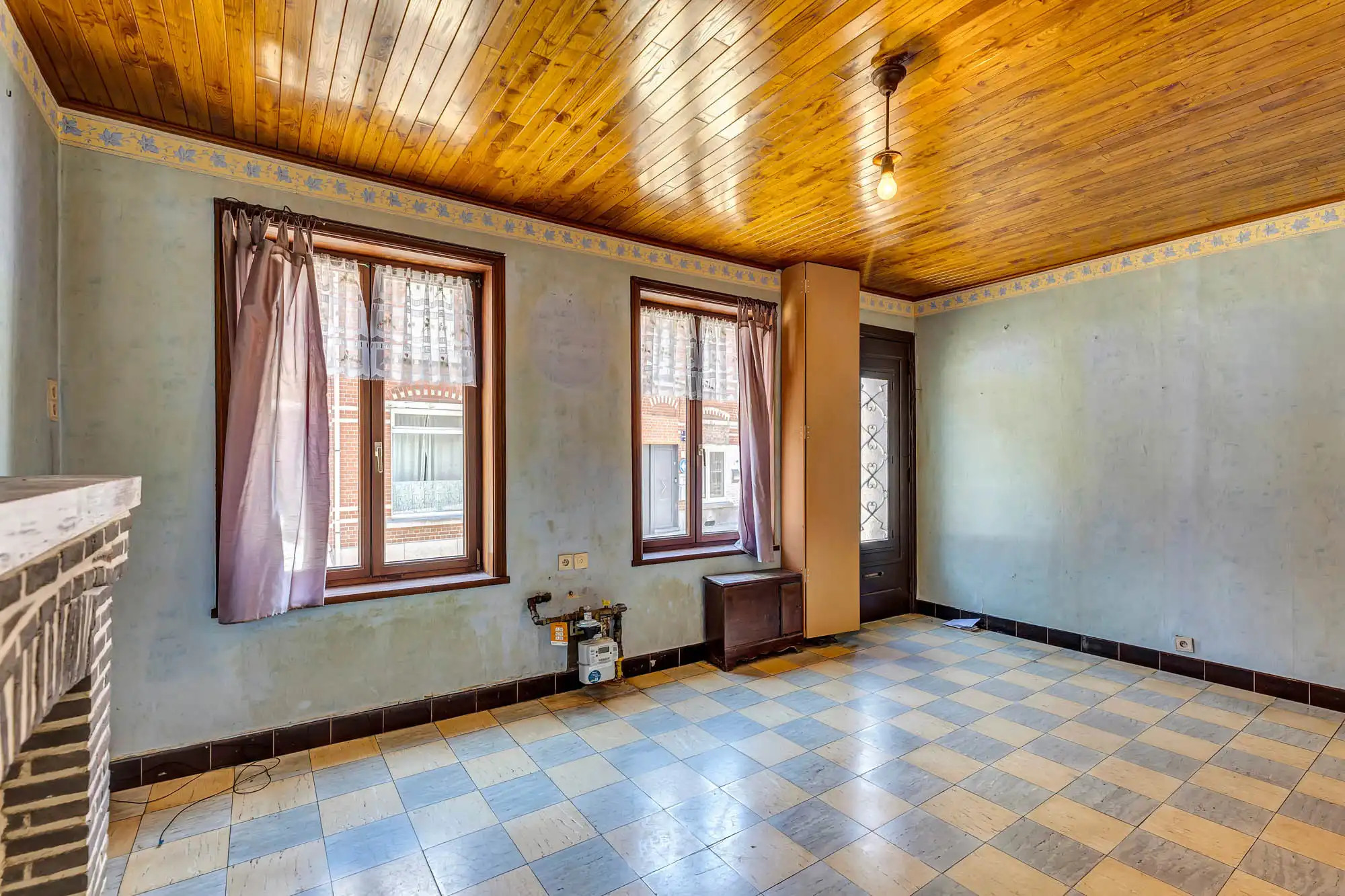 Te renoveren woning met garage en tuin foto 2