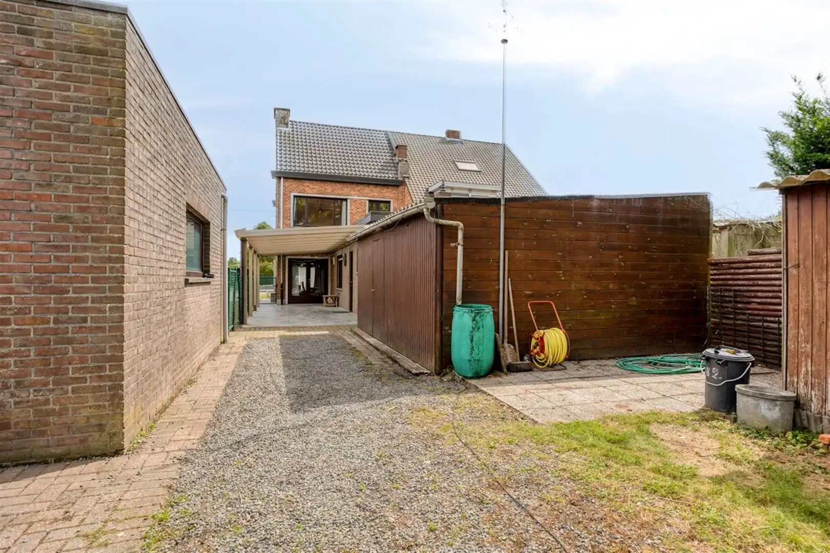 Rustig gelegen, op te frissen halfopen bebouwing met 3 slaapkamers op een perceel van 672 m². foto 18
