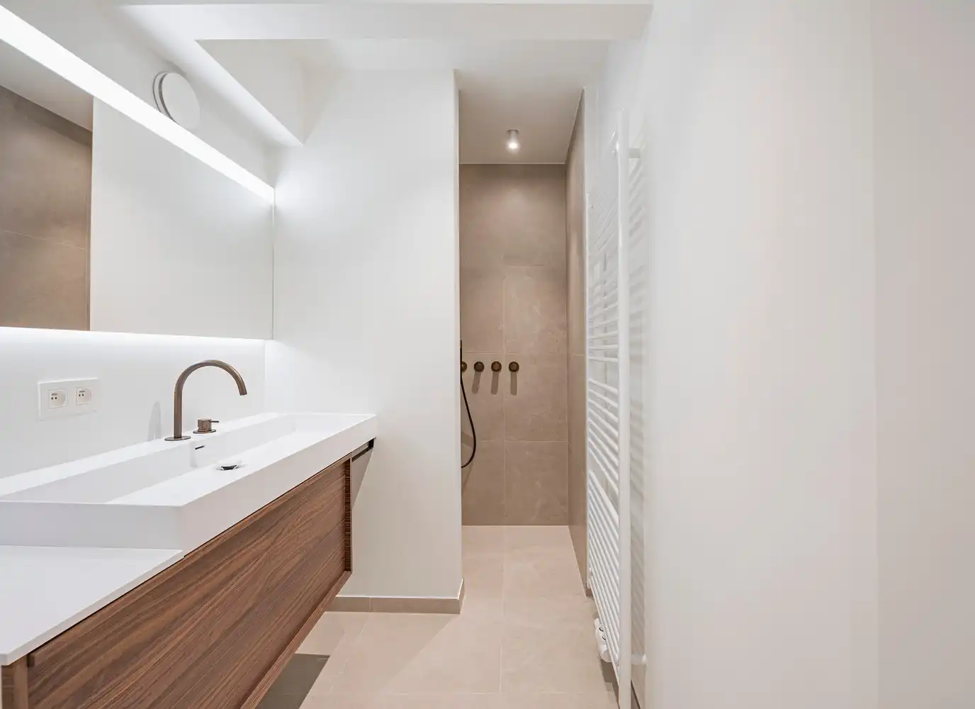 Instapklaar 3 slaapkamer- appartement in de Zoutelaan. foto 9