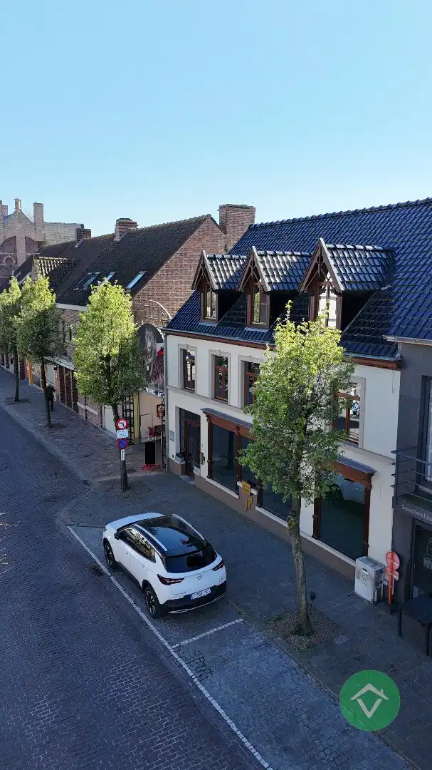 Deze instapklare handelswoning is gelegen in het centrum op een commerciële topligging op de markt van Koekelare foto 4