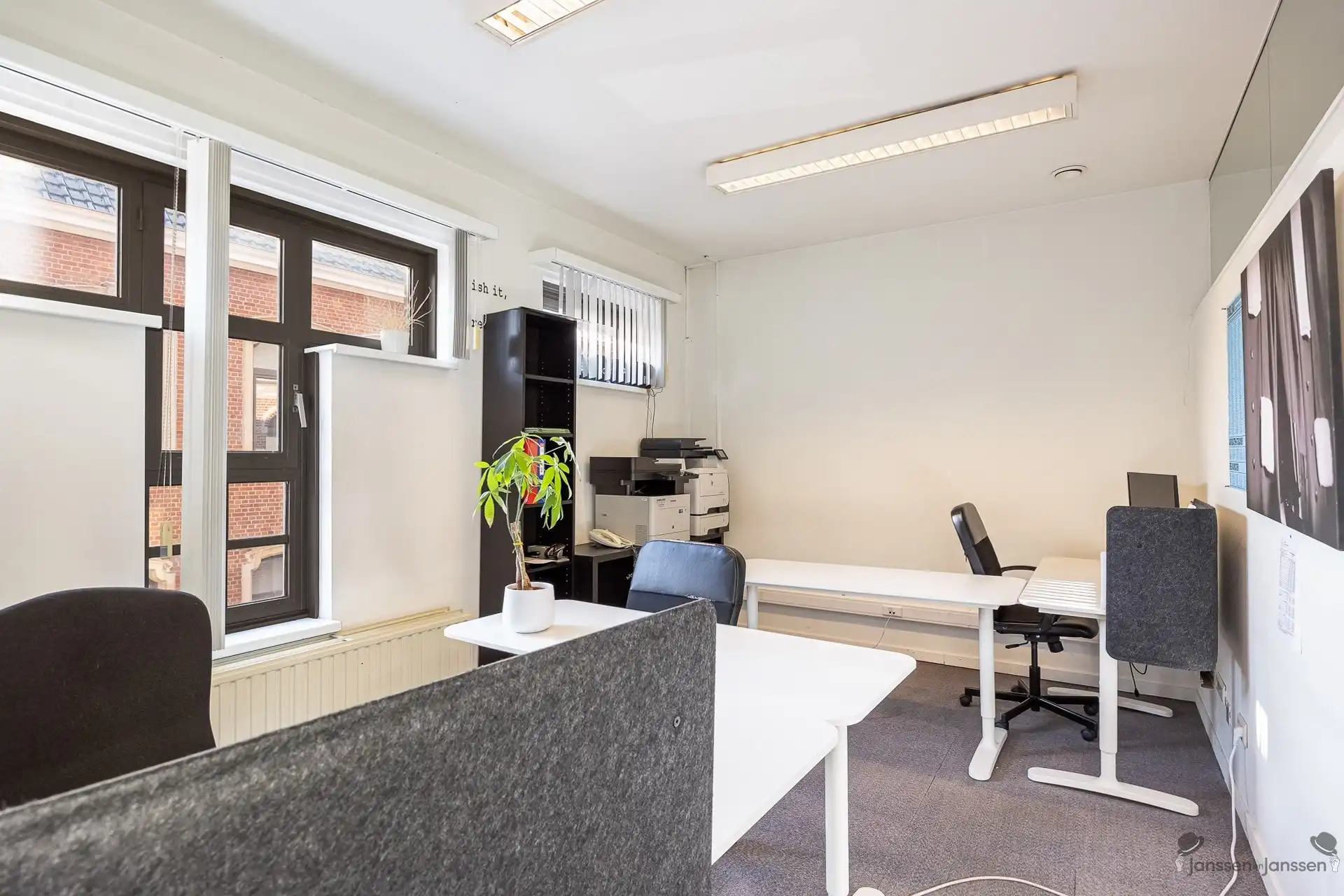 Centraal gelegen handelspand met ruime parking foto 16