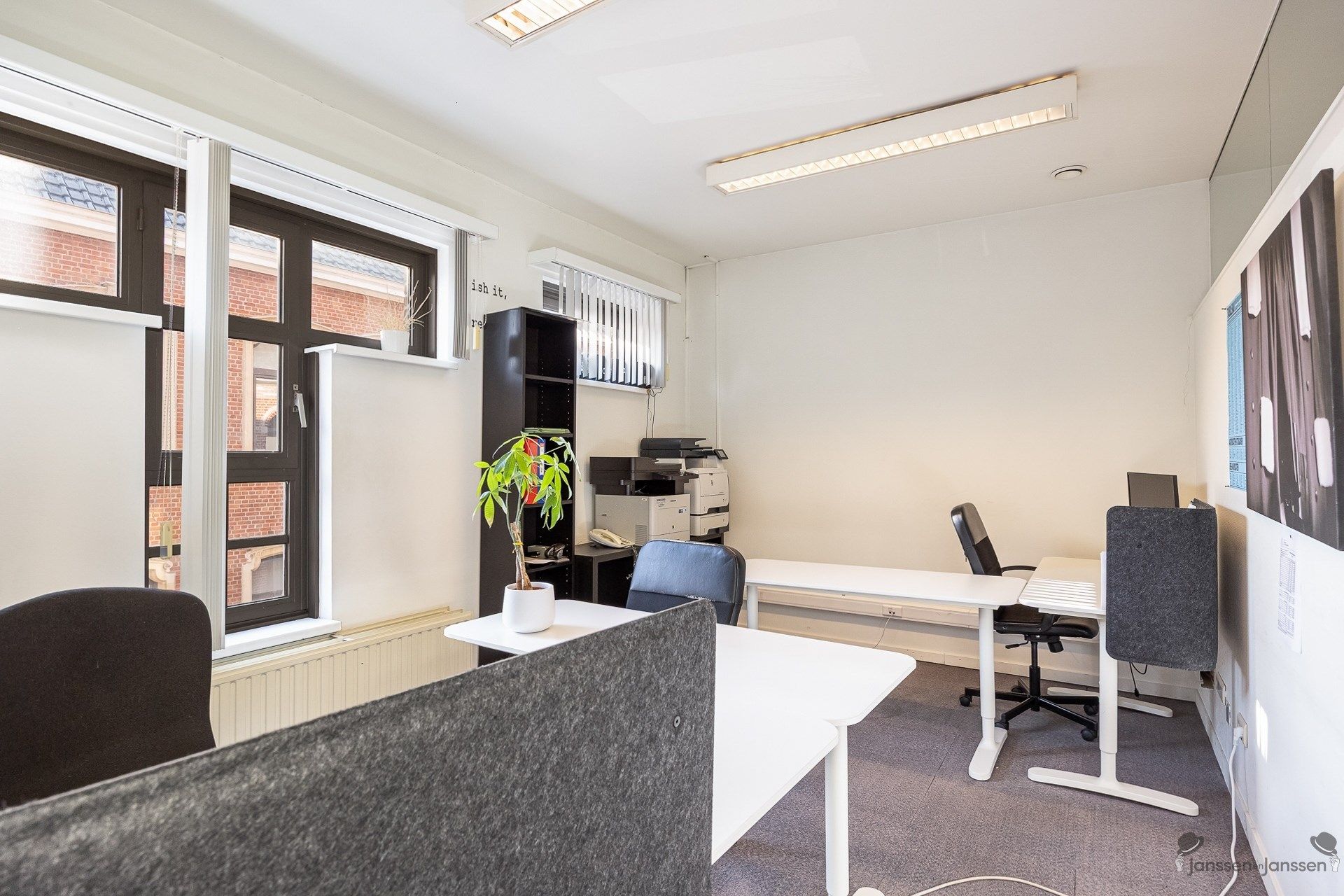 Centraal gelegen handelspand met ruime parking foto 16