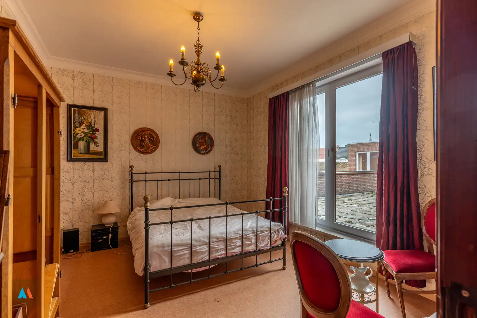 Gezinswoning met ruime loods foto 13