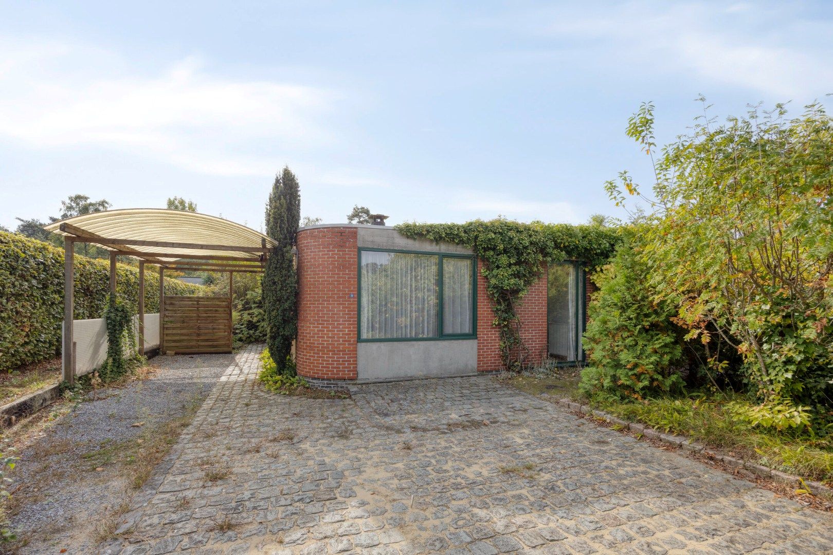 Gunstig gelegen te renoveren woning op mooi perceel van 16a07ca ! foto 3