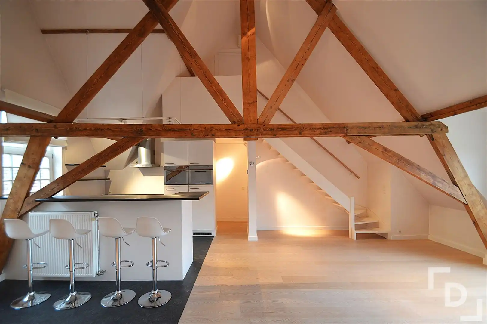 Ruim duplex appartement met garage te huur op toplocatie in Ieper foto 13