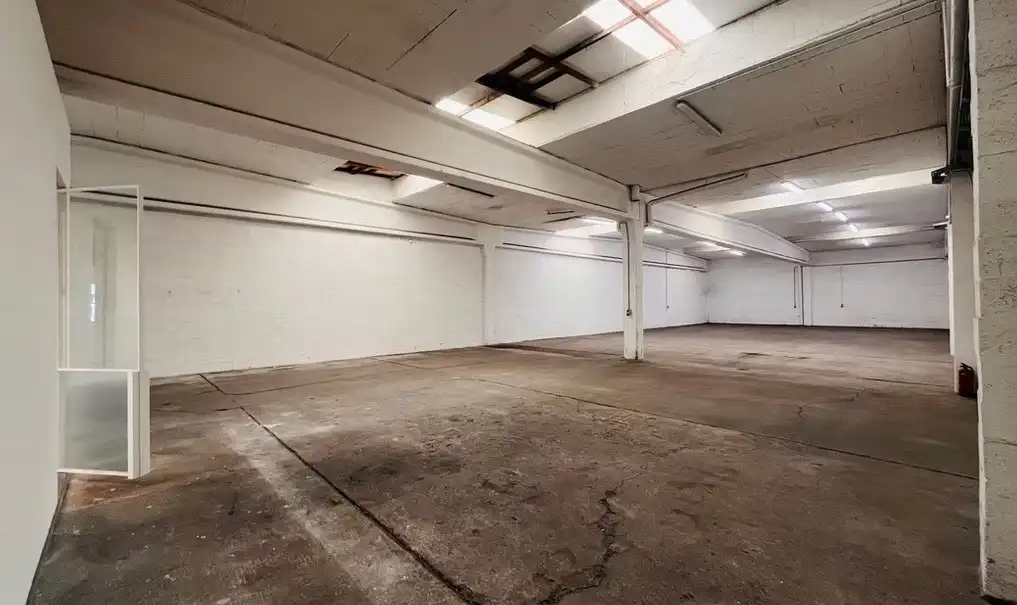 Magazijn met ingericht kantoor te huur in het industriepark te Malle foto 2