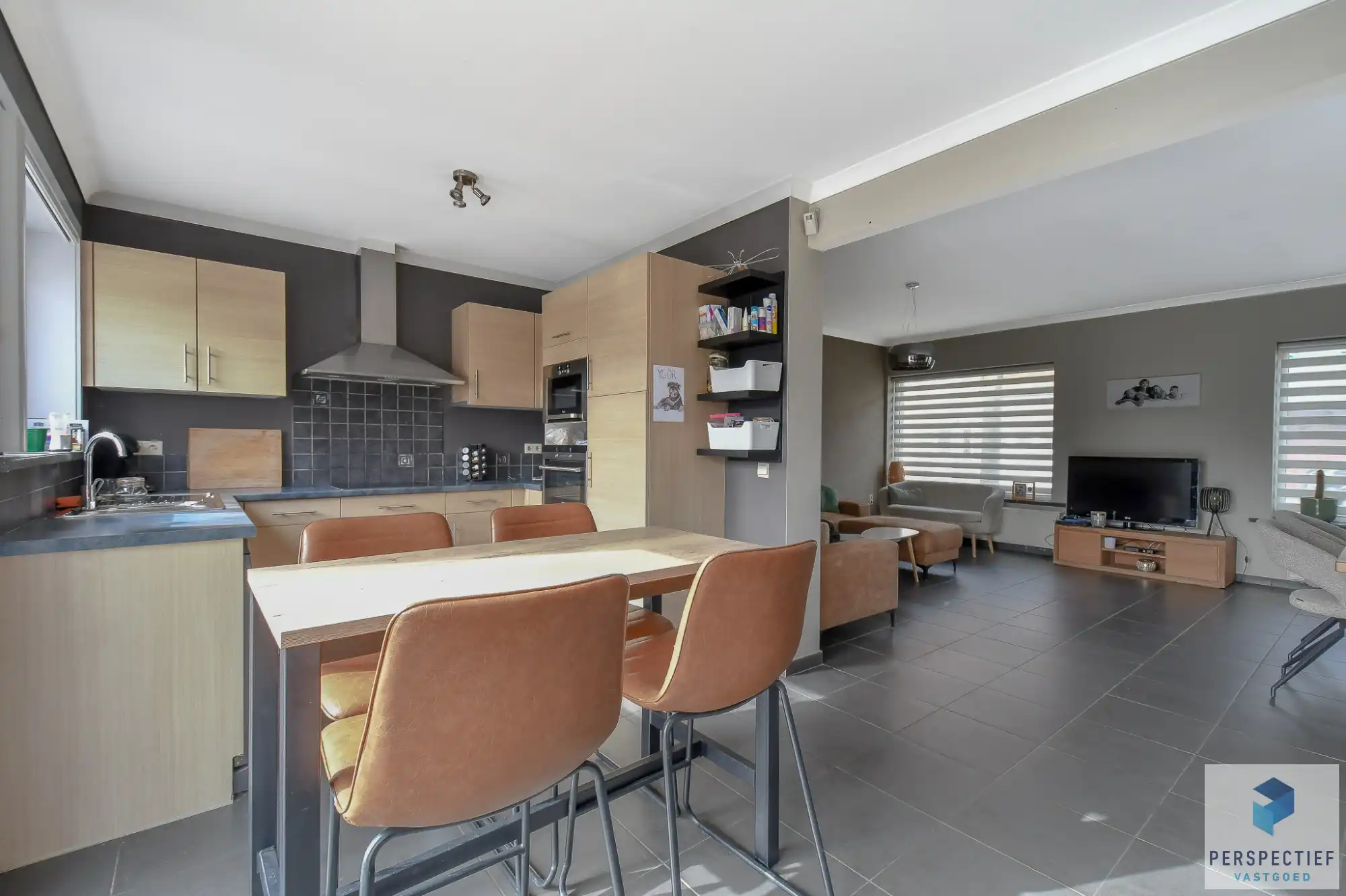 Rustig gelegen ruime halfopen woning met uitweg & bijgebouw/garage foto 7