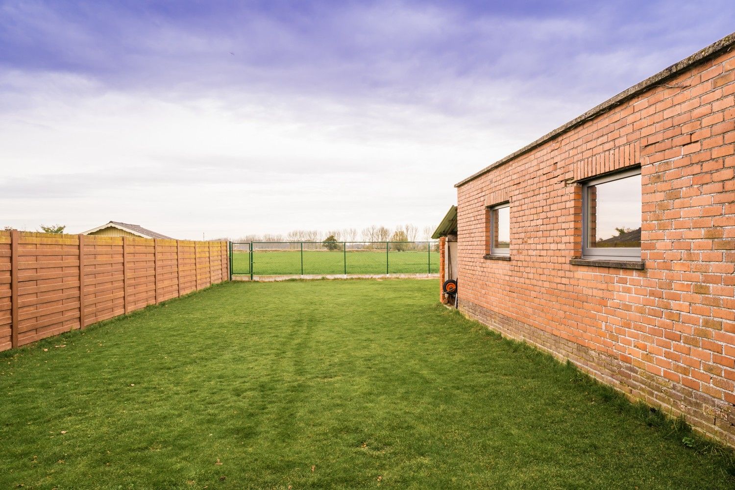 Halfopen bebouwing met ruime garage en prachtig uitzicht op de velden foto 4