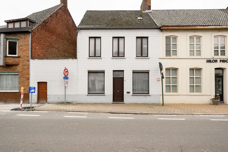 Hoofdfoto van de publicatie: Te renoveren woning in het centrum van Meulebeke.