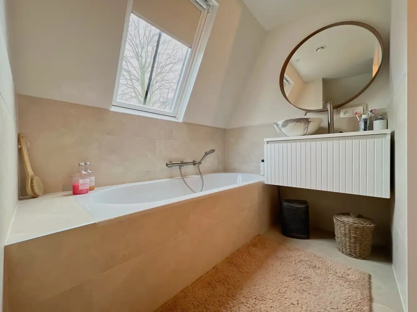 Kwalitatief vernieuwde woning met zonnige tuin (1004m²) foto 13