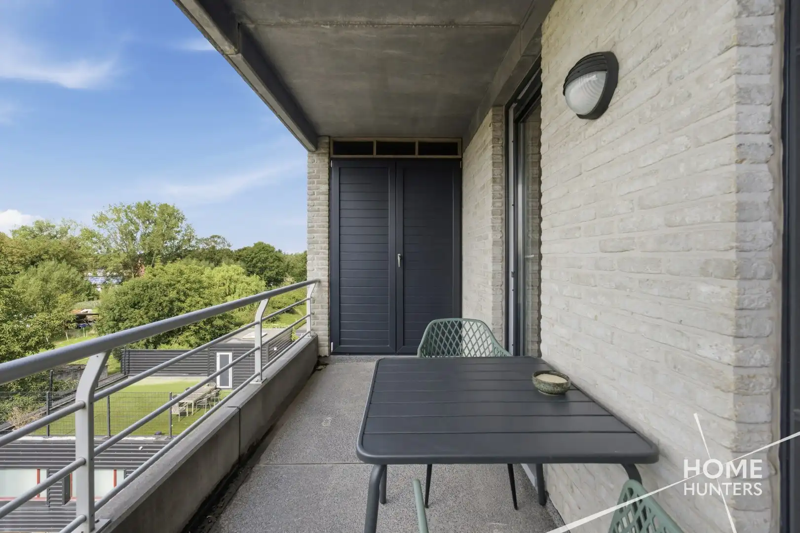 Ruim appartement met twee slaapkamers, een vernieuwde badkamer en 2 unieke terrassen.  foto 24
