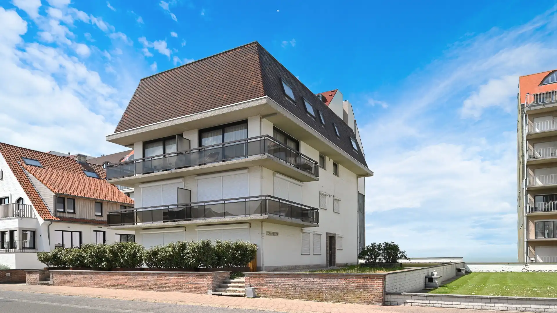 Exclusief gerenoveerd duplex-appartement met zonneterras op wandelafstand van het Albertstrand foto {{pictureIndex}}