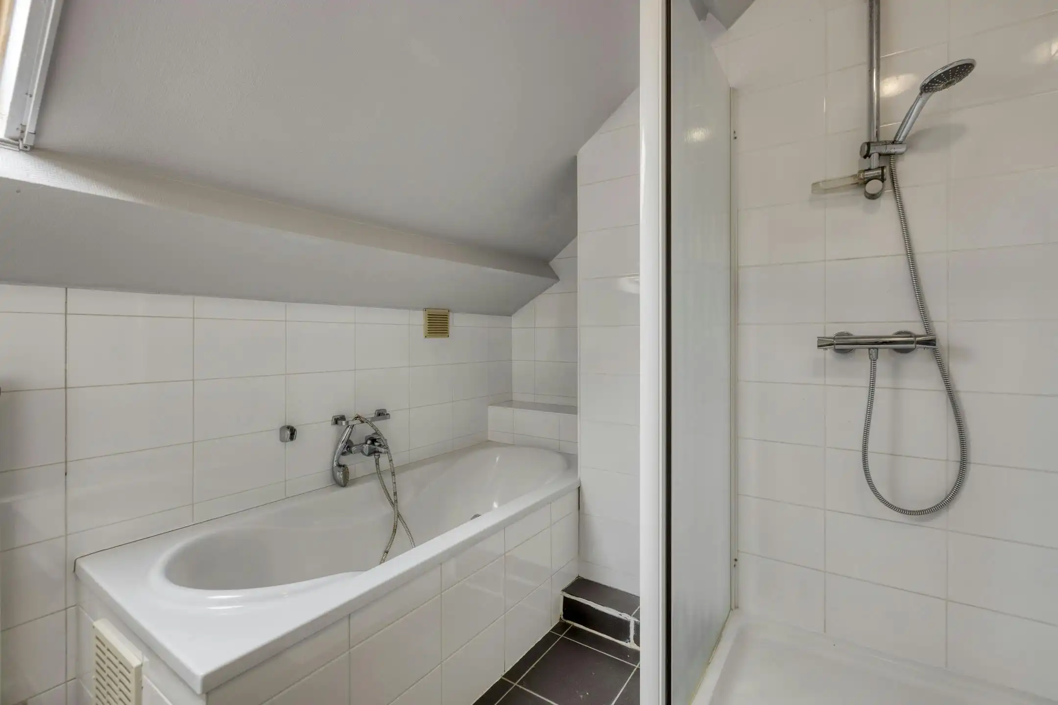 Opbrengsteigendom met 2 appartementen en hangaar te Lummen foto 46