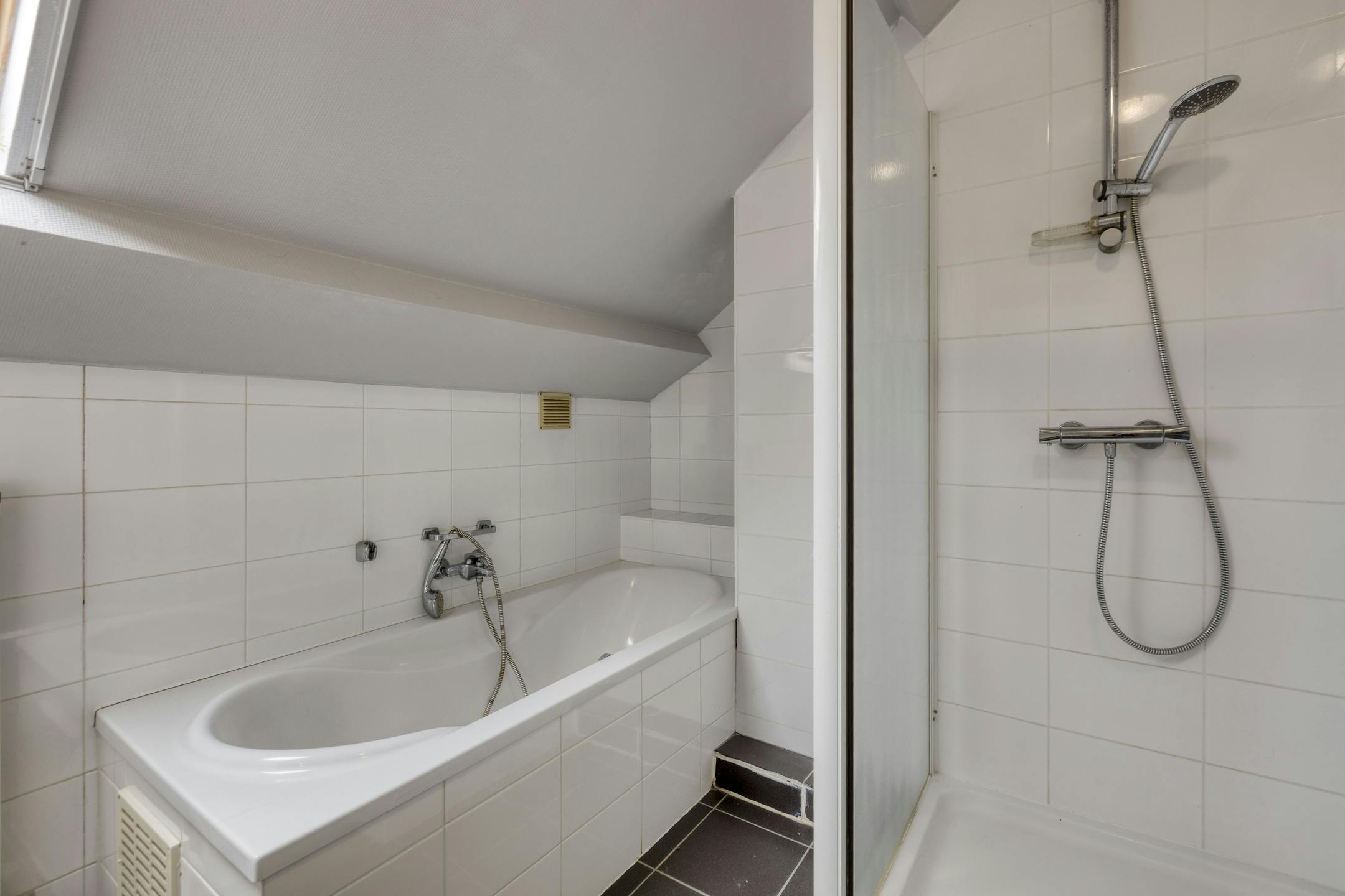 Opbrengsteigendom met 2 appartementen en hangaar te Lummen foto 46