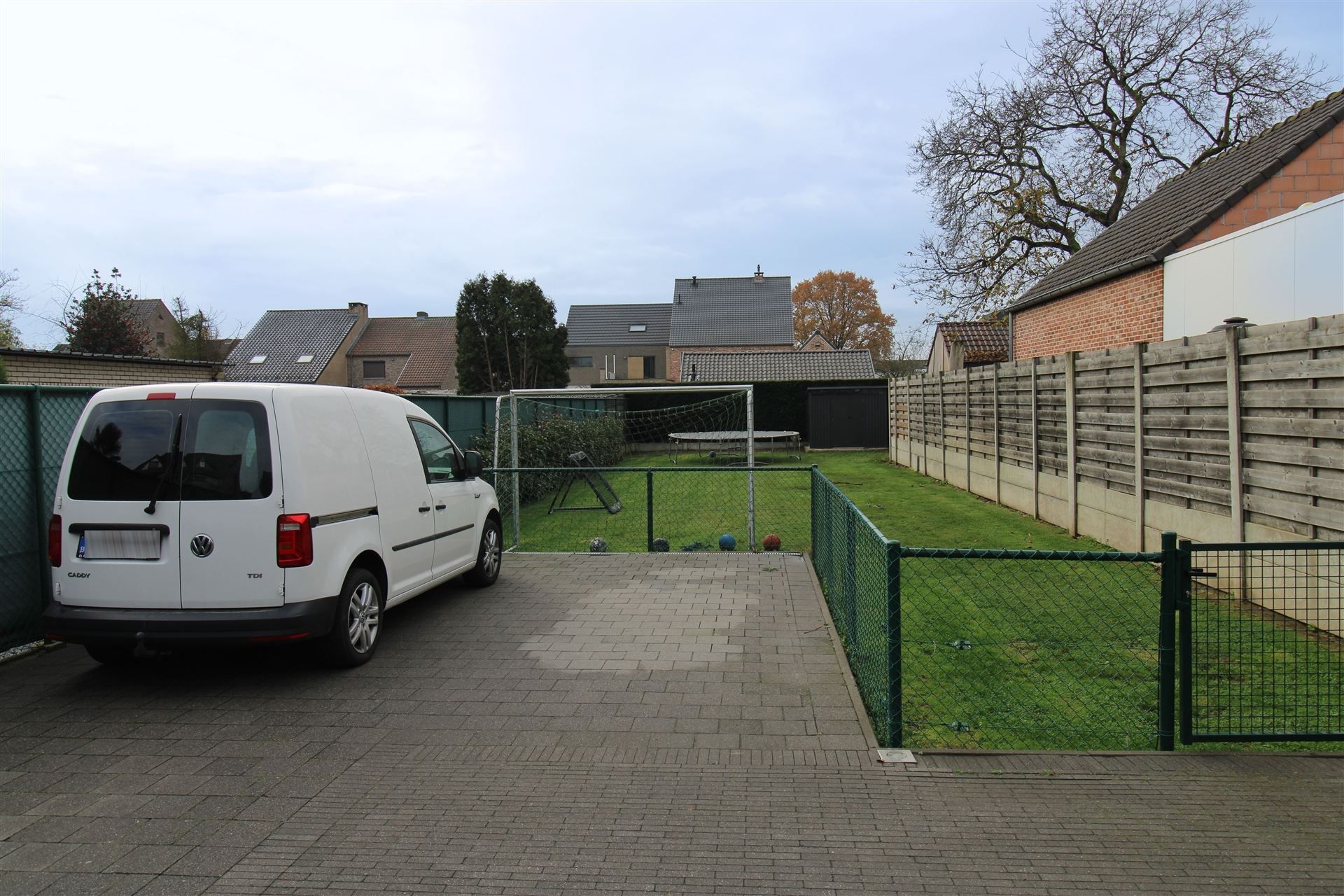 Instapklare, volledig gerenoveerde gezinswoning met 3 slaapkamers, ruime leefkeuken, zonnige omheinde tuin op 5a71ca, zonnepanelen, airco en EPC B, ideaal gelegen nabij scholen, winkels en het centrum van Maasmechelen! foto 19