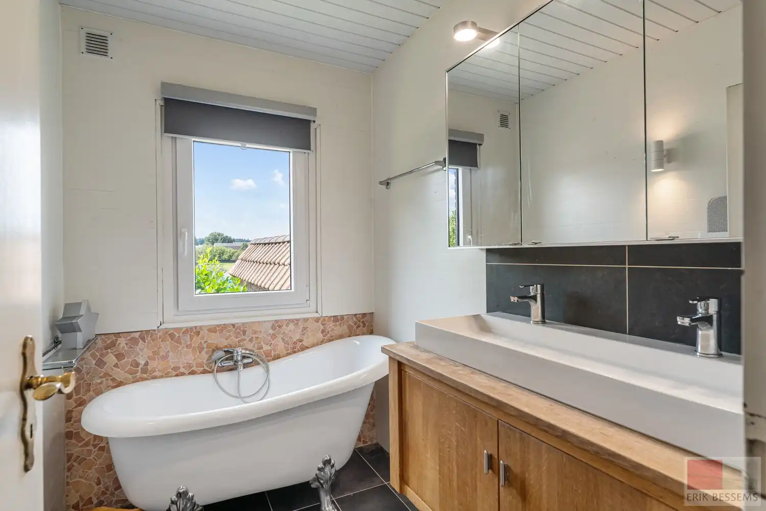 Prachtig gerenoveerde woning/landhuis (van 2011 t.e.m. 2025) gelegen op een ruim perceel van maar liefst circa 6000m2 foto 7