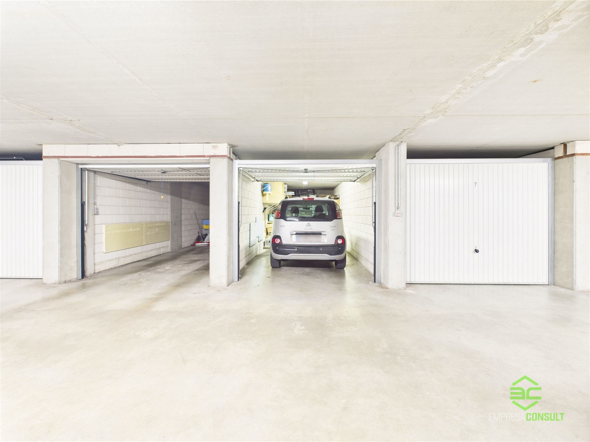 Hoogwaardig afgewerkt gelijkvloers app met 3 slpk en garage! foto 15